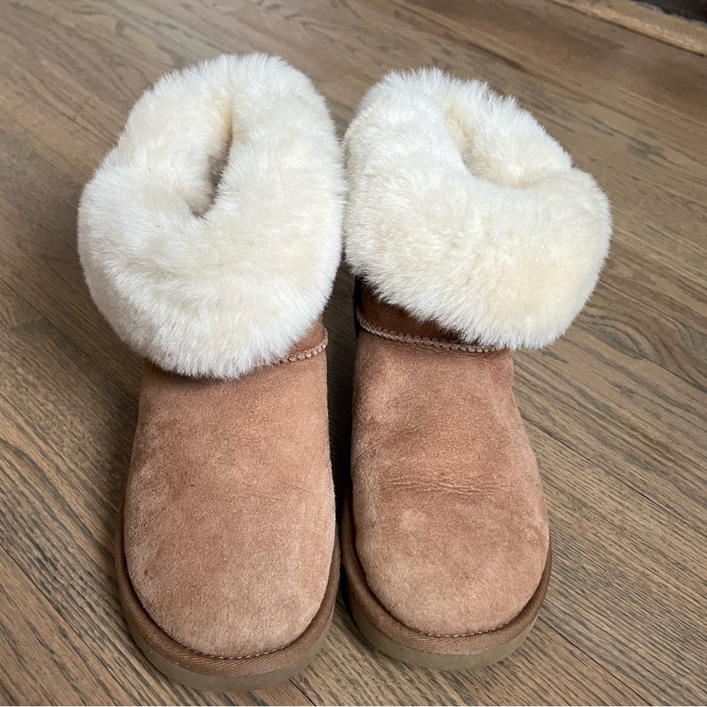 Ugg Bailey Button II
Size 7 like new Chestnut